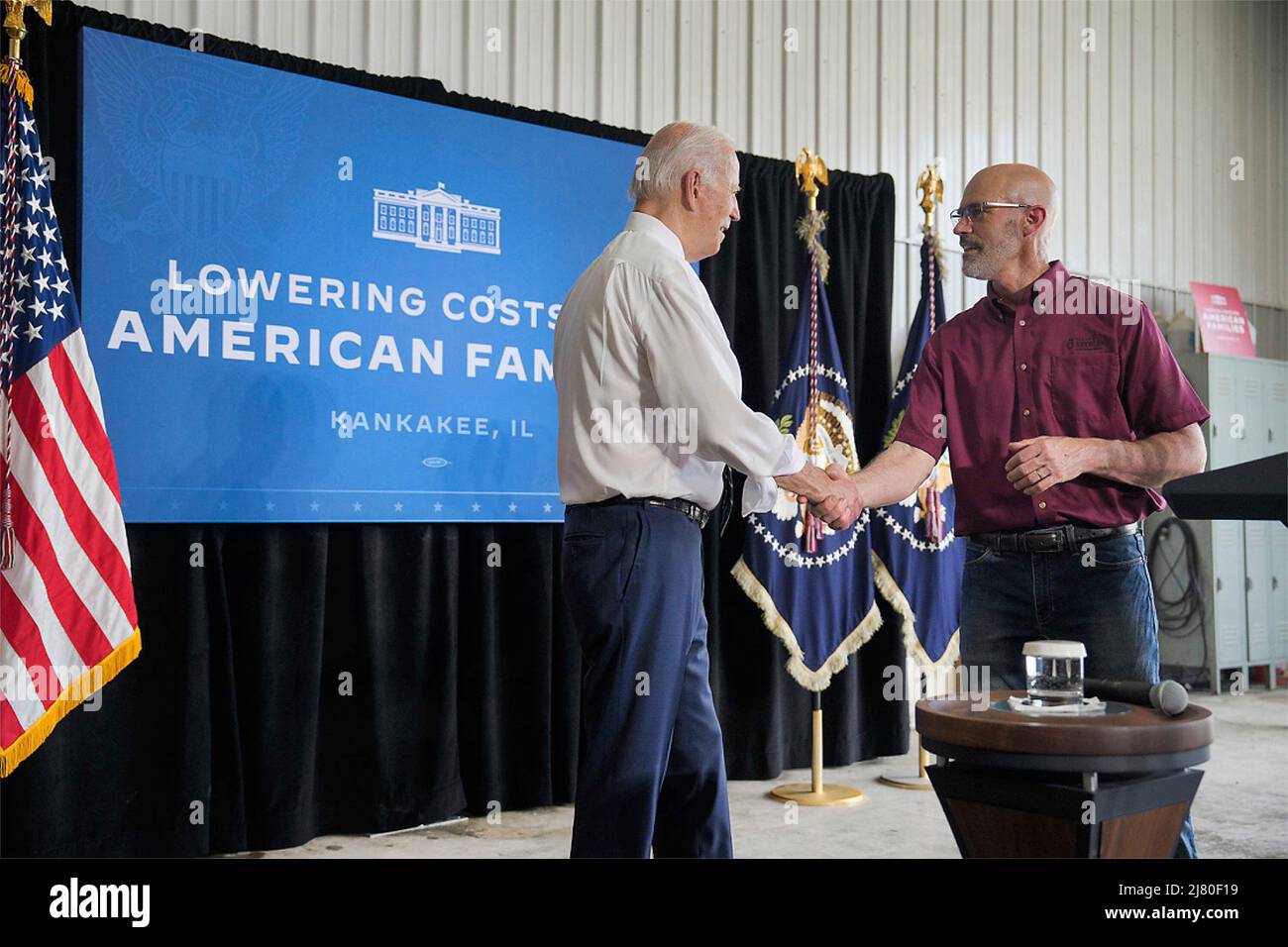 Kankakee, United States Of America. 11th May, 2022. Kankakee, United States of America. 11 May, 2022. U.S President Joe Biden, left, shakes hands with farmer Jeff O'Connor, owner of O'Connor Farms, during a visit to his farmstead, May 11, 2022 in Kankakee, Illinois. Biden toured the farm and delivered an address on the food supply and price disruptions due to the Russian invasion of Ukraine. Credit: Adam Schultz/White House Photo/Alamy Live News Stock Photo