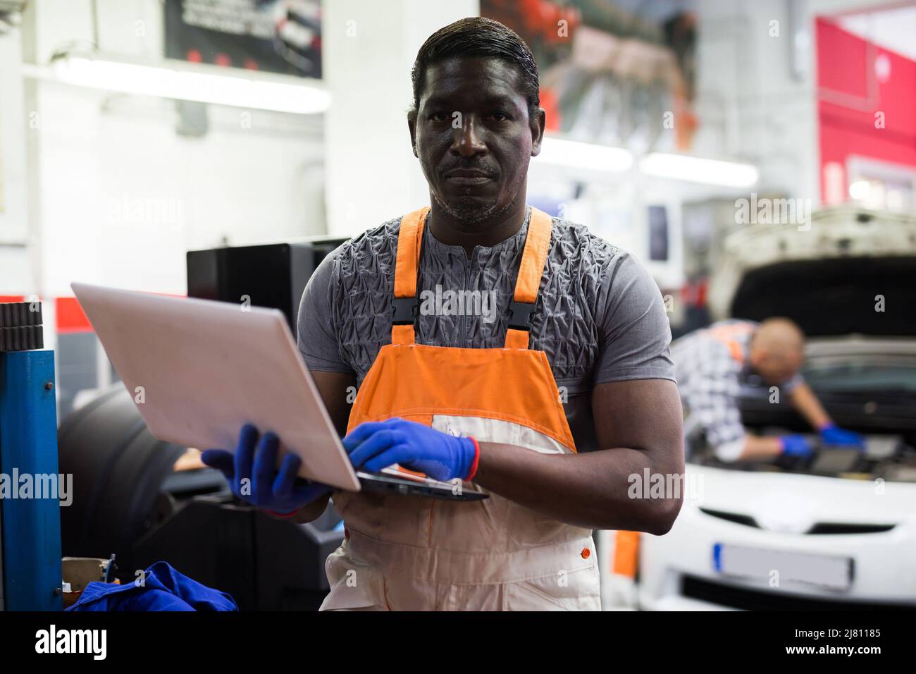 Workcomp Mechanic African mechanic man using hi-res stock photography and images - Alamy