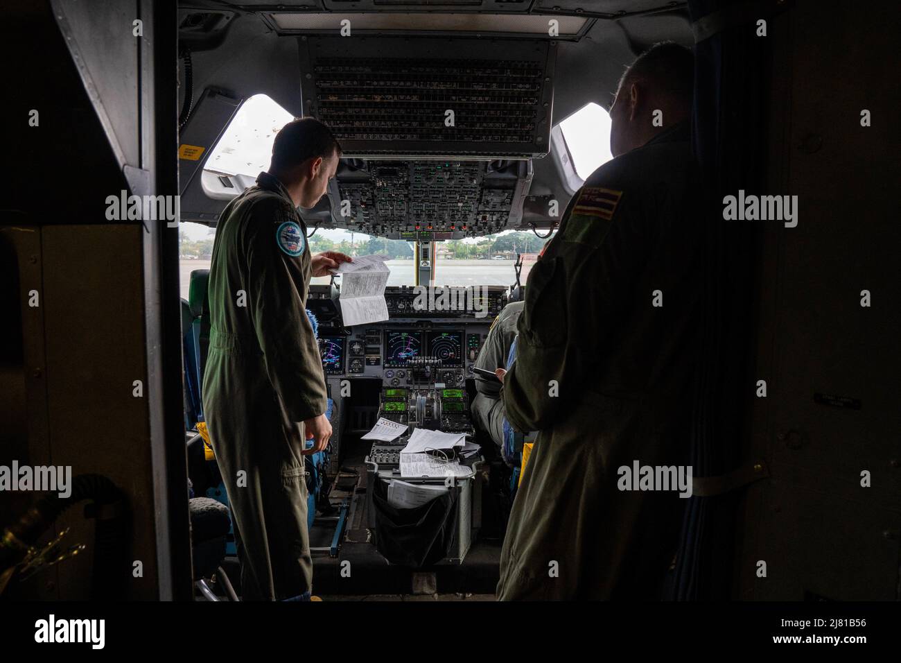 Honolulu, Hawaii, USA. 4th May, 2022. A U.S. Air Force C-17 Globemaster III aircrew review the flight plane and conduct pre-flight inspections before takeoff during Exercise Global Dexterity 2022 Joint Base Pearl Harbor-Hickam, Hawaii, May 4, 2022. The 15th Wing hosted the Royal Australian Air Force as part of Exercise Global Dexterity 2022, where U.S. and Australian C-17s and aircrew trained and flew side-by-side to learn from each other to better their airlift capabilities. Credit: Makensie Cooper/U.S. Air Force/ZUMA Press Wire Service/ZUMAPRESS.com/Alamy Live News Stock Photo
