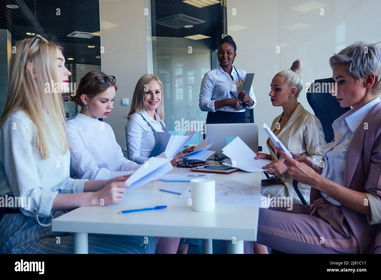 Group happy women makeup hi-res stock photography and images - Alamy
