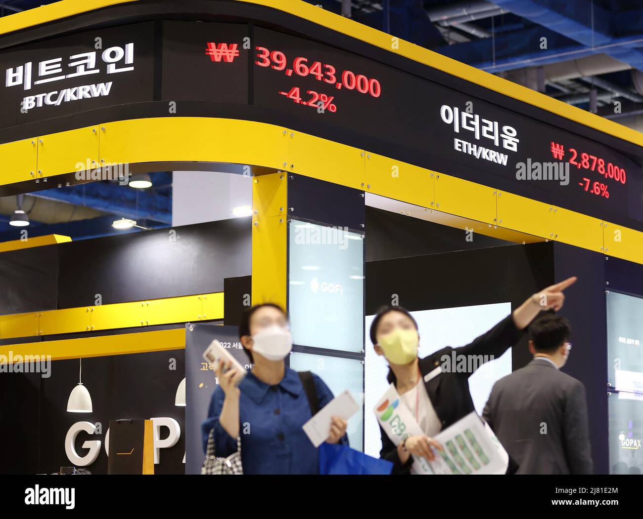 Gwangju, South Korea, 12/05/2022, 12th May, 2022. Bitcoin tanks An  electronic board at a cryptocurrency exchange in Seoul shows bitcoin being  traded at below 40 million won (US$31,014) on May 12, 2022,