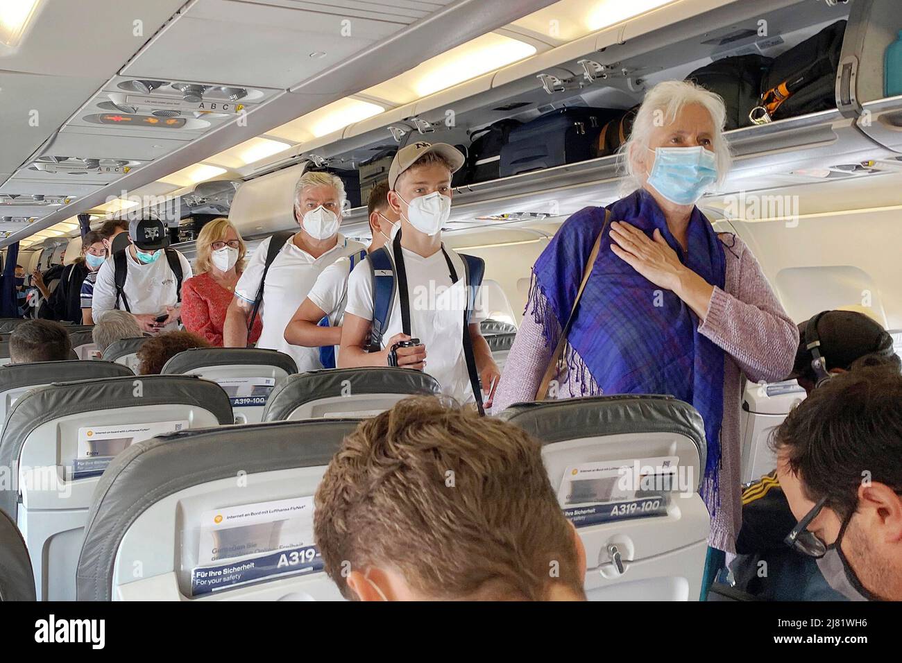 Masks at airports hires stock photography and images Alamy