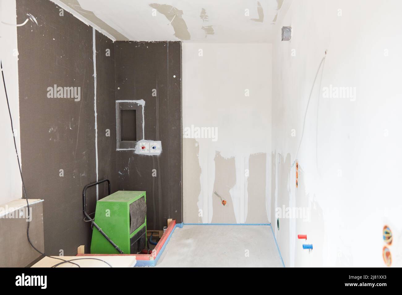 Filling and plastering the wall and ceiling in the bathroom in a new