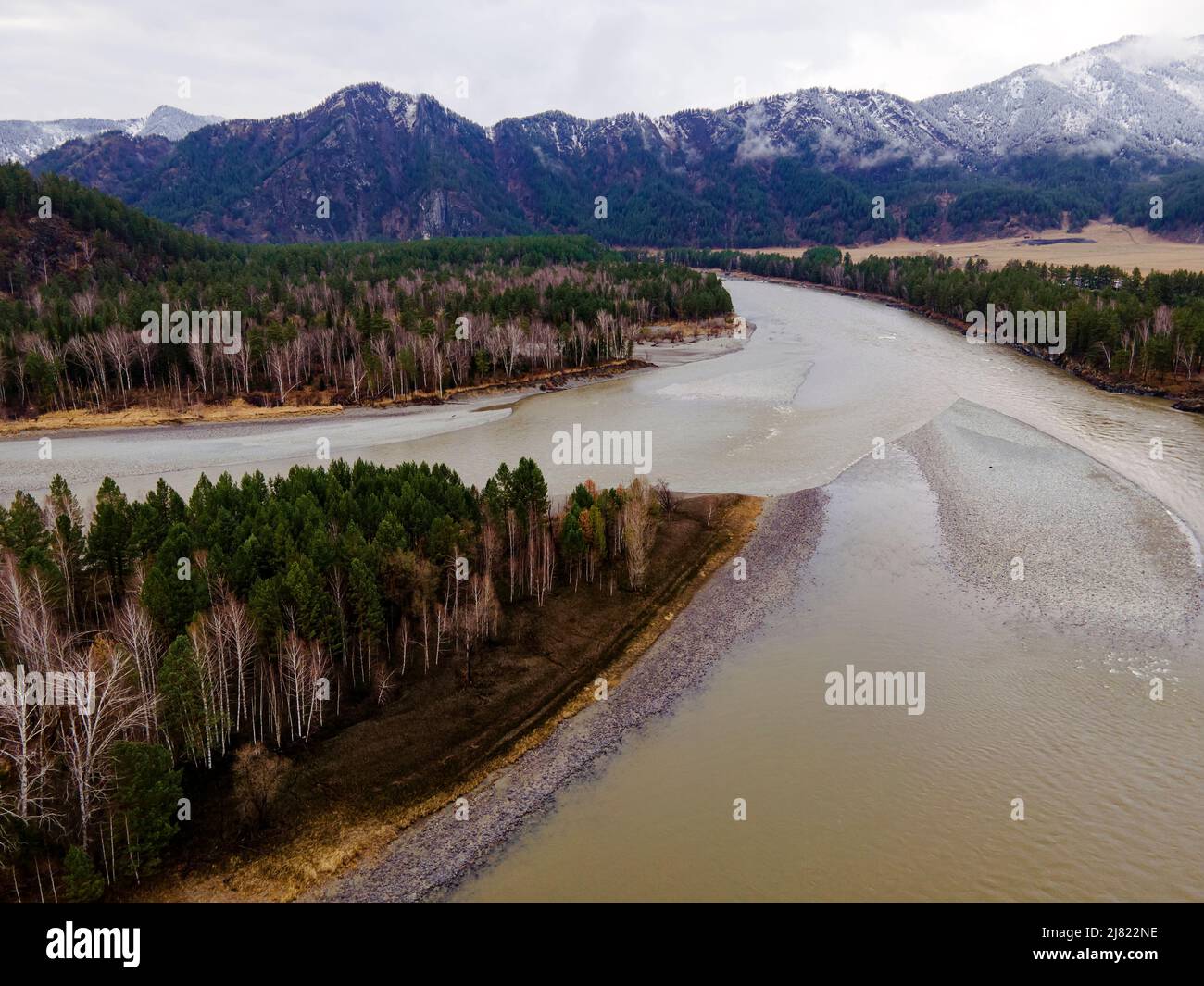 Early morning on the Katun river, Altai. river at dawn against the backdrop of the mountains, stones on the banks of the river, high mountains, soft s Stock Photo