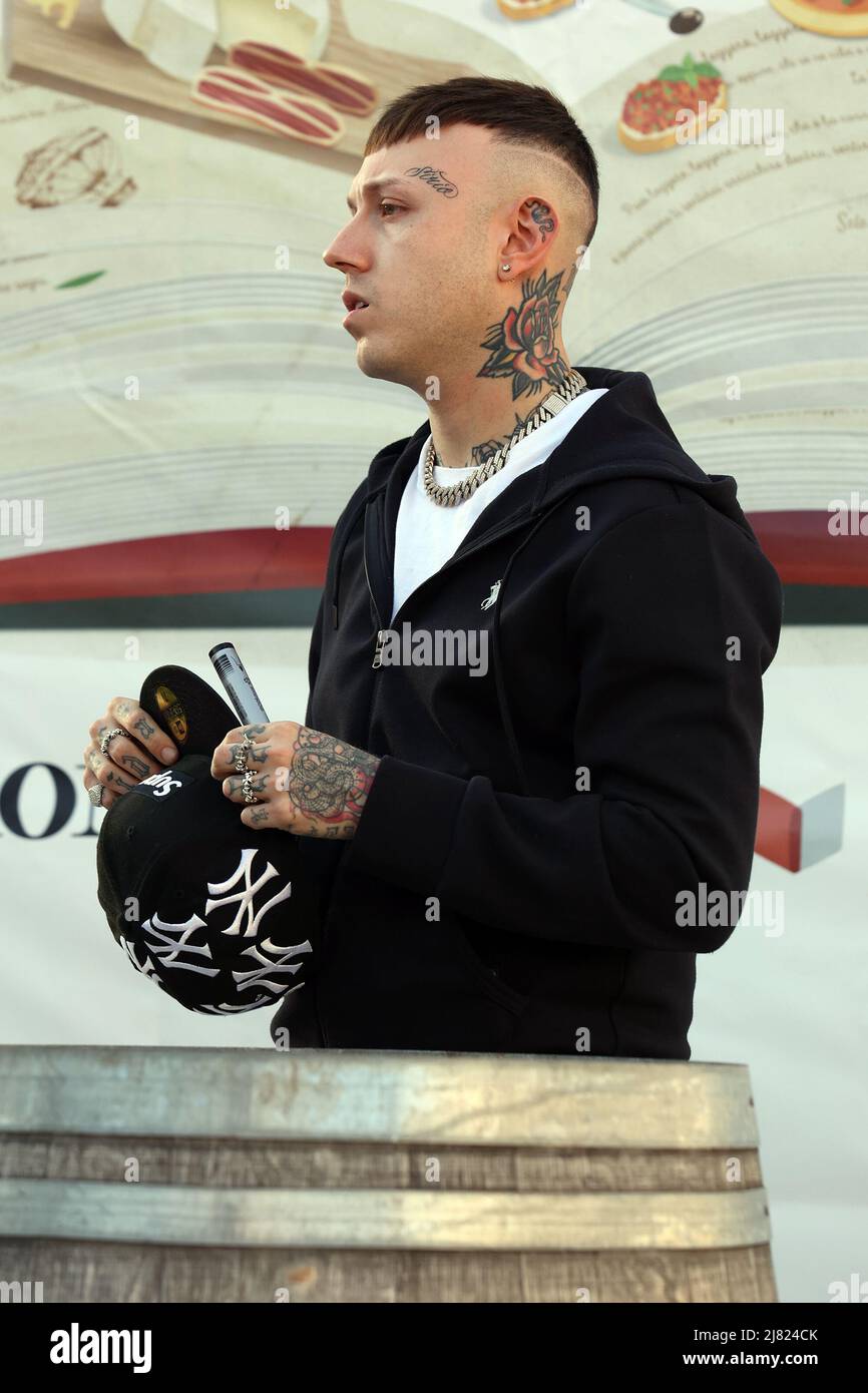 Palermo, Italy. 12th May, 2022. in the photo the rapper Lazza presents his  cd at the Mondadori del Mercato San Lorenzo Credit: Independent Photo  Agency/Alamy Live News Stock Photo - Alamy