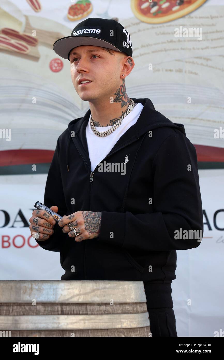 Palermo, Italy. 12th May, 2022. in the photo the rapper Lazza presents his  cd at the Mondadori del Mercato San Lorenzo Credit: Independent Photo  Agency/Alamy Live News Stock Photo - Alamy