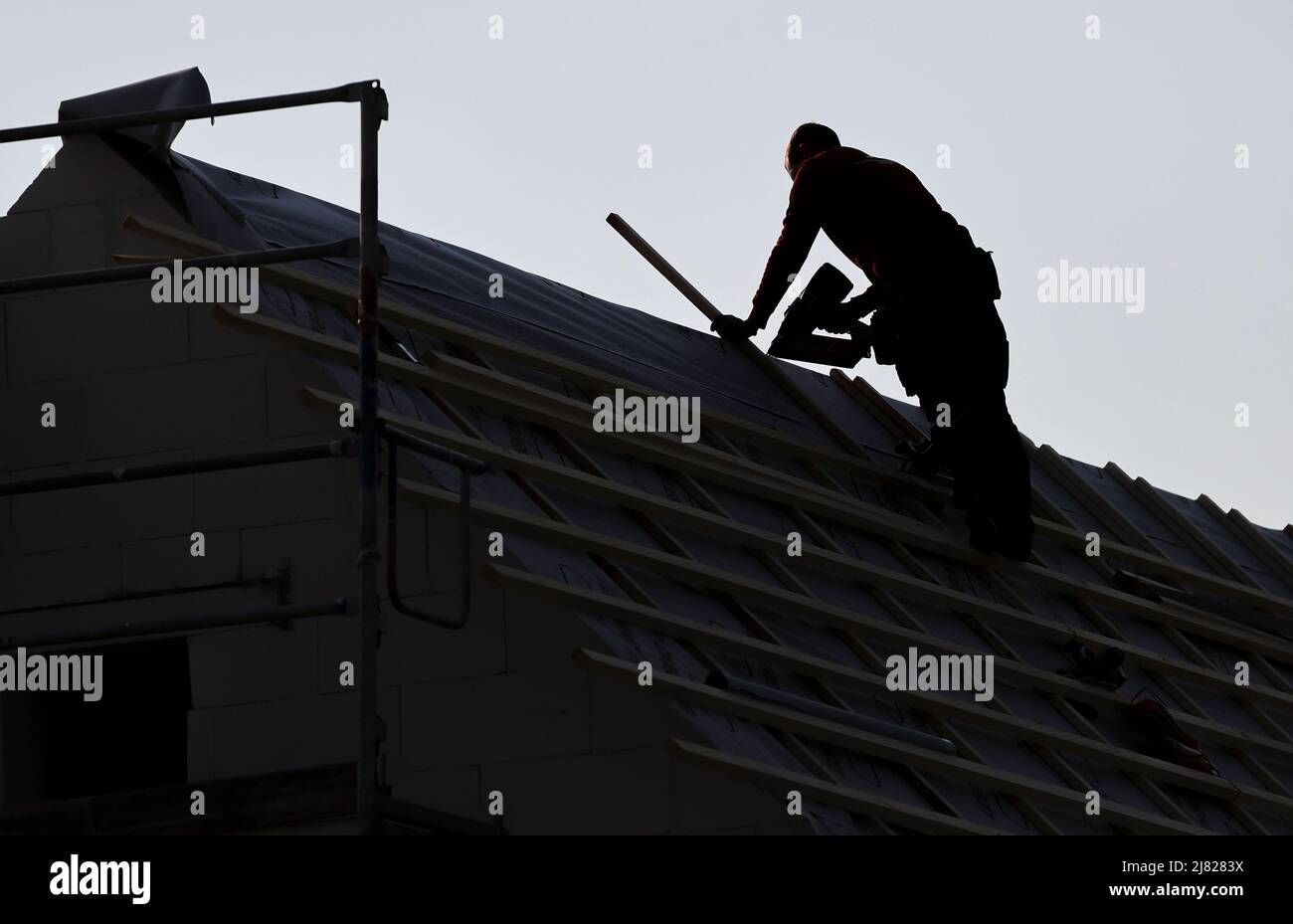 03 May 2022, Saxony, Leipzig: A roofer works on a single-family house on the outskirts of Leipzig. Rising energy prices are causing problems for craftsmen in eastern Saxony. In a survey conducted by the Dresden Chamber of Crafts, companies said that energy costs now accounted for an average of 11.3 percent of their sales. This is an increase of 50 percent in a five-year comparison, the Chamber of Crafts announced on Thursday. Photo: Jan Woitas/dpa Stock Photo