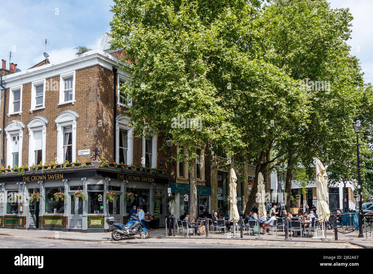 People having lunch outside in Clerkenwell Green, London, UK Stock Photo