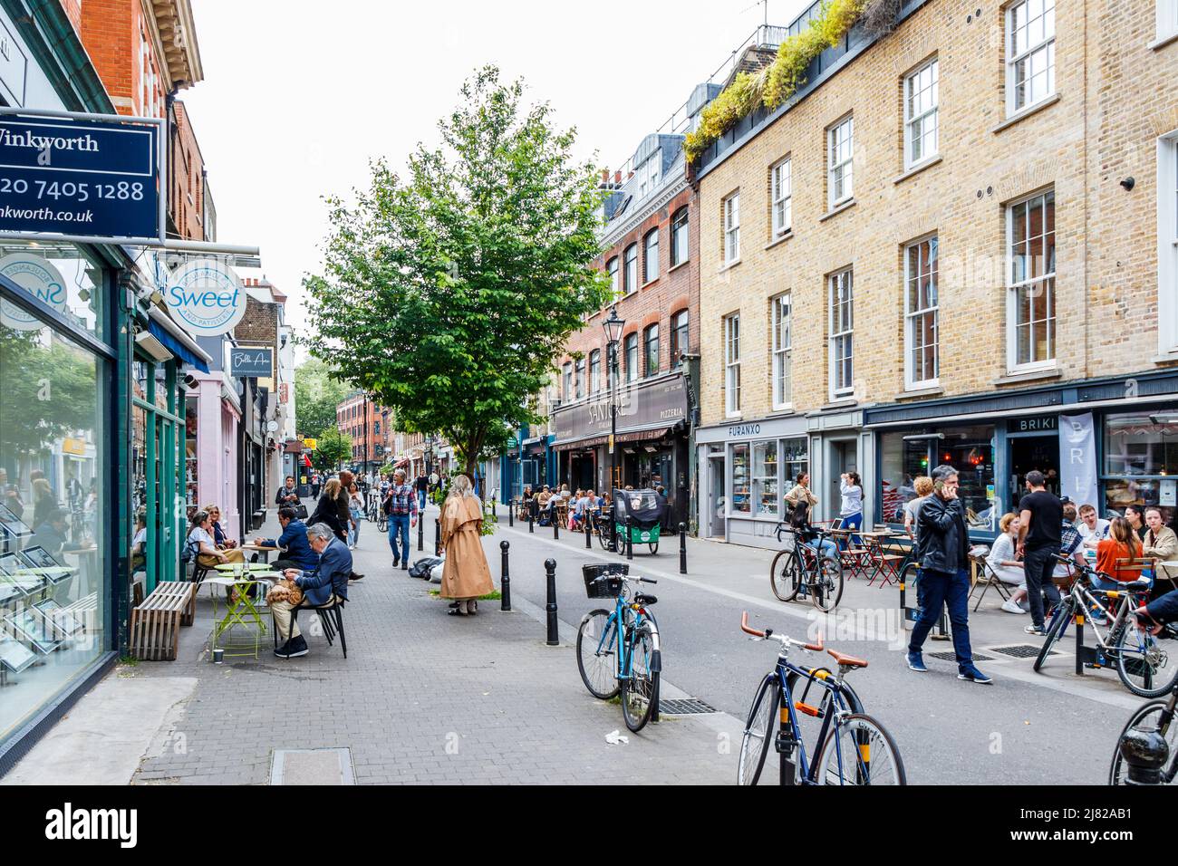 The numerous food outlets, bars, restaurants and shops of Exmouth Market are a popular lunchtime venue for workers in Clerkenwell, London, UK Stock Photo