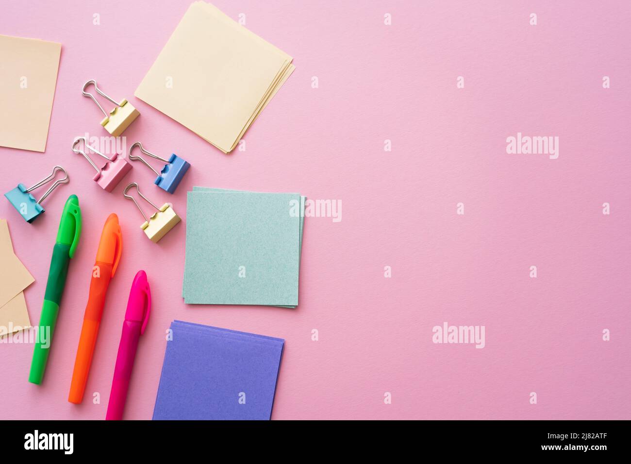 Colorful paper notes clips hi-res stock photography and images - Alamy