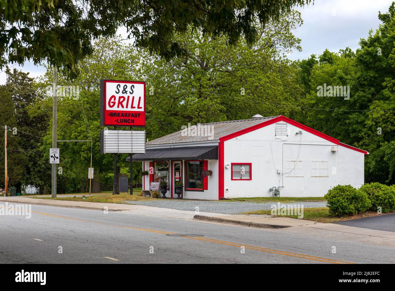 THOMASVILLE, NC, USA-8 MAY 2022: The colorful S & S Grill. Stock Photo