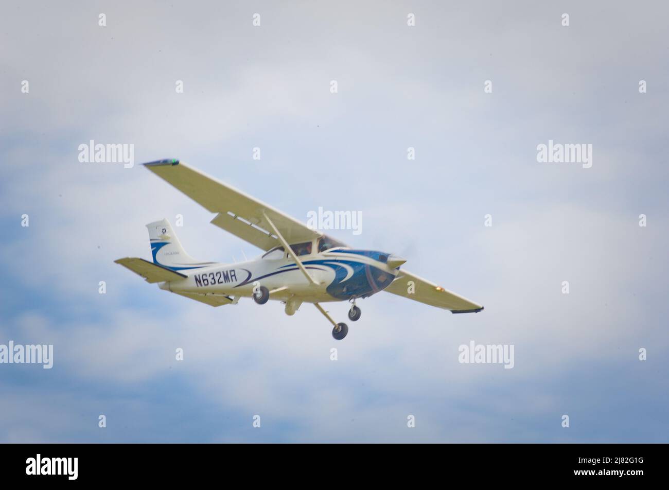 Cessna flying into Lexington Bluegrass Airport Stock Photo Alamy
