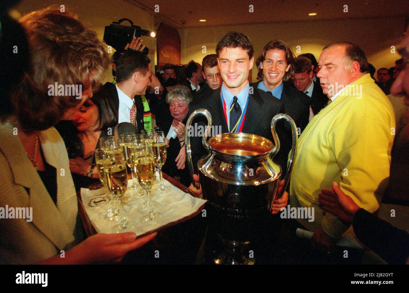 Little Boy, Deutschland. 15th May, 2013. firo Fuvuball, Football, 05/28/1997 Champions League season 1997 final BVB Borussia Dortmund - Juventus Turin 3:1 Michael Zorc entering the celebration after the game with Champions League Cup Trophv§e Credit: dpa/Alamy Live News Stock Photo