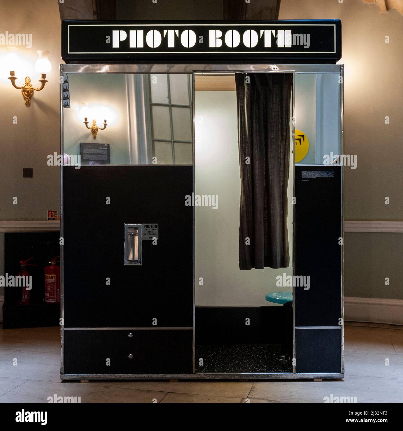 Passport photos from booth hi-res stock photography and images - Alamy