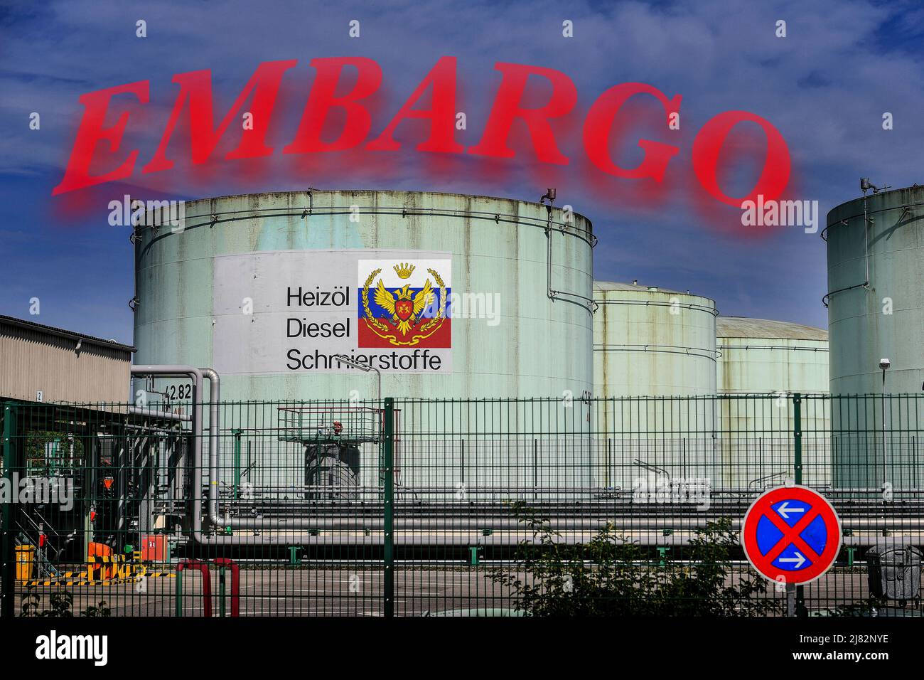 Feldkirchen, Deutschland. 12th May, 2022. PHOTOMONTAGE: Topic image: Embargo on Russian oil. Russian oil should no longer be imported from Russia because of the Ukraine war. The OMV tank farm in Feldkirchen near Munich. The Feldkirchen tank farm is the centrally located delivery point for high-quality and low-sulphur crude oil for the greater Munich area. Tank. Lubricants, heating oil, diesel. Credit: dpa/Alamy Live News Stock Photo