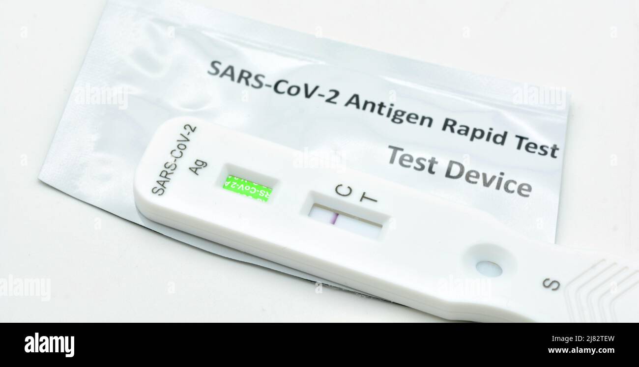 Kit de prueba de antígeno negativo Covid-19, prueba rápida de antígeno de coronavirus de un paso, hisopo de saliva Stock Photo