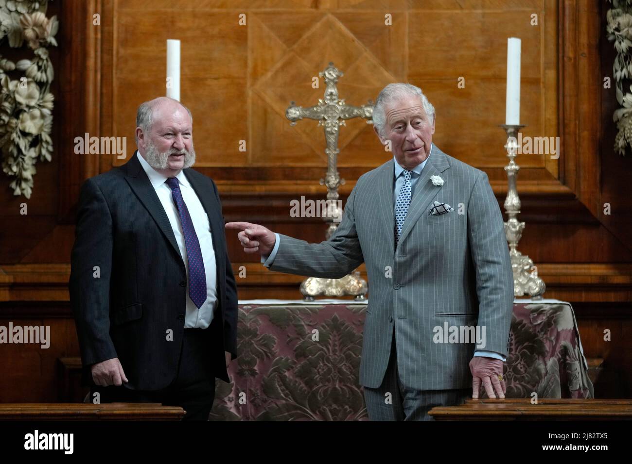The Prince of Wales (right) visits the chapel at Trinity College at Oxford University. Picture date: Thursday May 12, 2022. Stock Photo