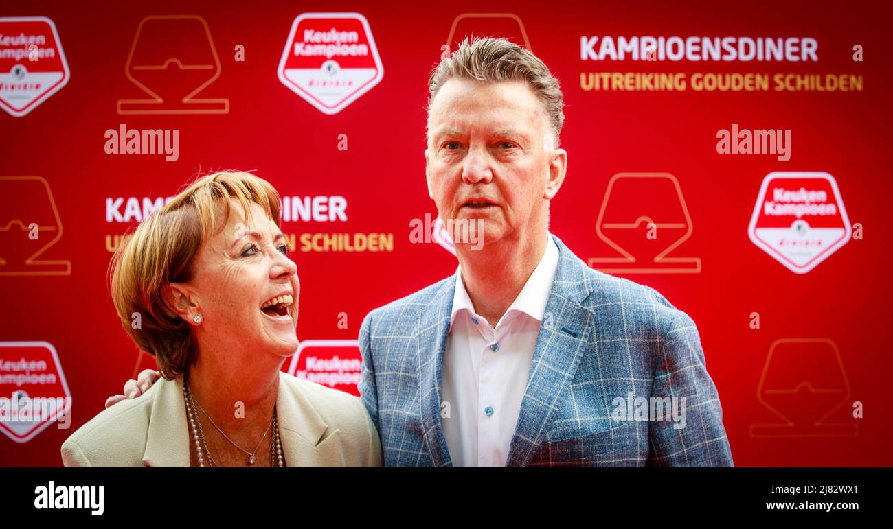 2022-05-12 16:45:49 DEN BOSCH - Louis van Gaal together with his wife Truus  Opmeer during the presentation of the Golden Championship shields during  the Championship Dinner. It is the first time that