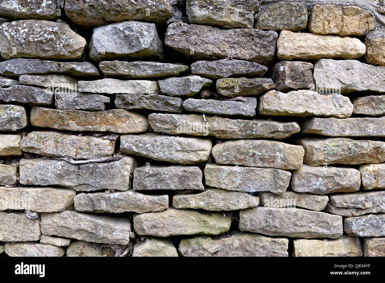 Background - A dry stone wall built with Cotswold stone at Burford in the Cotswolds, Gloucestershire, United Kingdom Stock Photo