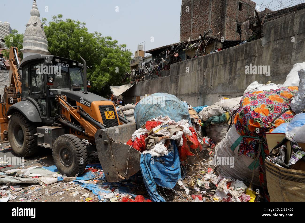 New Delhi, India. 12th May, 2022. A bulldozer seen at work during the demolition. North Delhi Municipal Corporation of Delhi (NDMC) carried out an anti-encroachment drive at Prem Nagar, Karol Bagh, a low profile area where Rag-Pickers have been living illegally for 20-25 years. They demanded for some time in order to evacuate with all their belongings. The demolition drives by authorities continue in various parts of New Delhi. (Credit Image: © Naveen Sharma/SOPA Images via ZUMA Press Wire) Stock Photo