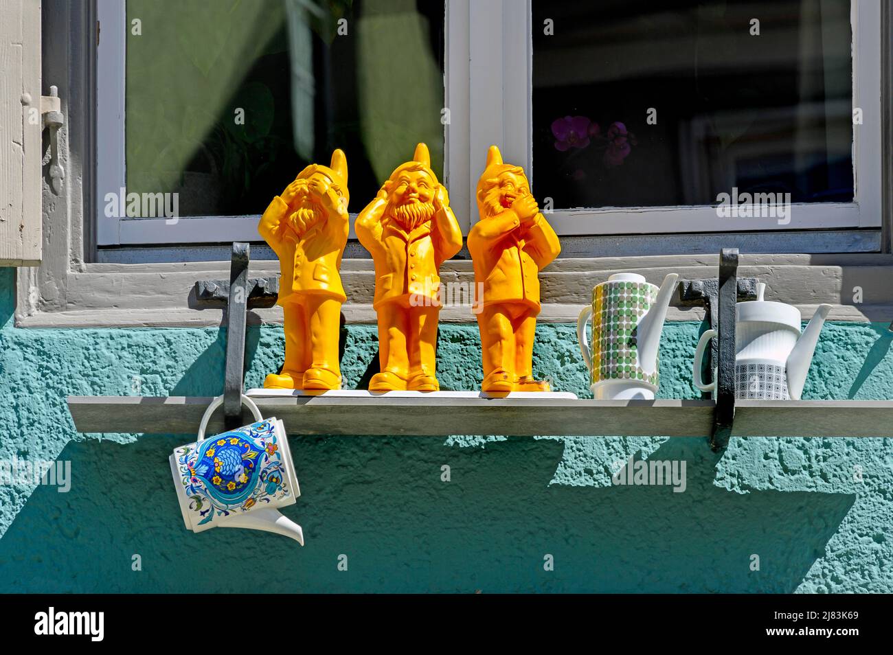 Three dwarfs at the window sill, see nothing, hear nothing, say nothing, Saumarkt, Wangen im Allgaeu, Baden-Wuerttemberg, Germany Stock Photo