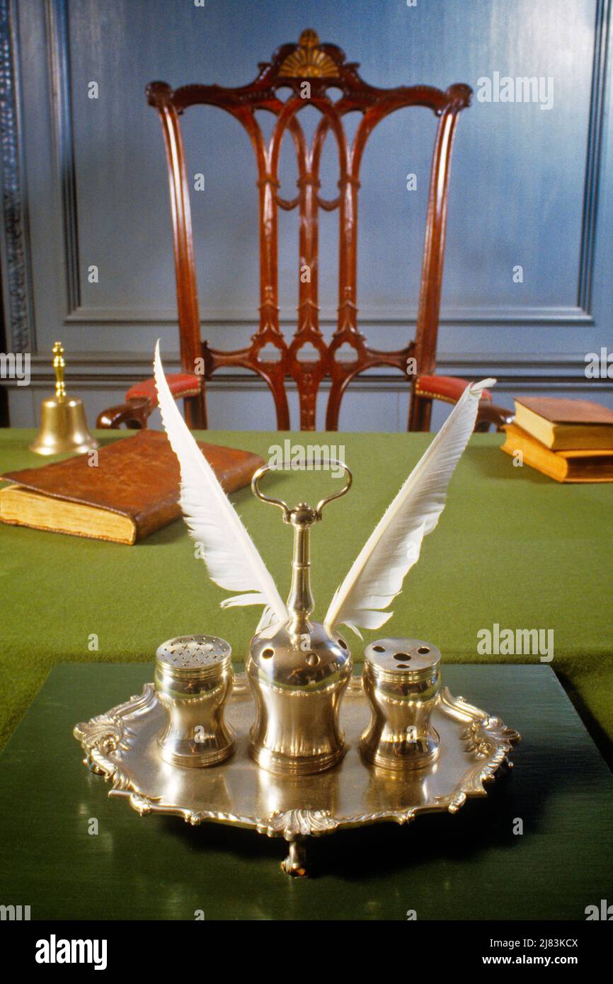 1990s THE SYNG SILVER INKSTAND USED BY DELEGATES IN INDEPENDENCE HALL AND THE SPEAKER’S RISING SUN CHAIR PHILADELPHIA PA USA - 148753 NET002 HARS CONCEPTUAL STILL LIFE KEYSTONE STATE PATRIOTIC QUILLS STYLISH REVOLT AMERICAN REVOLUTIONARY WAR NATIONAL PARK SYMBOLIC 1770s COLONIES CONCEPTS CONSTITUTIONAL CONVENTION NATIONAL PARK SERVICE PATRIOTISM CITY OF BROTHERLY LOVE CONTINENTAL CONGRESS DECLARATION OF INDEPENDENCE INDEPENDENCE HALL INDEPENDENCE NATIONAL PARK OLD FASHIONED REPRESENTATION RISING Stock Photo