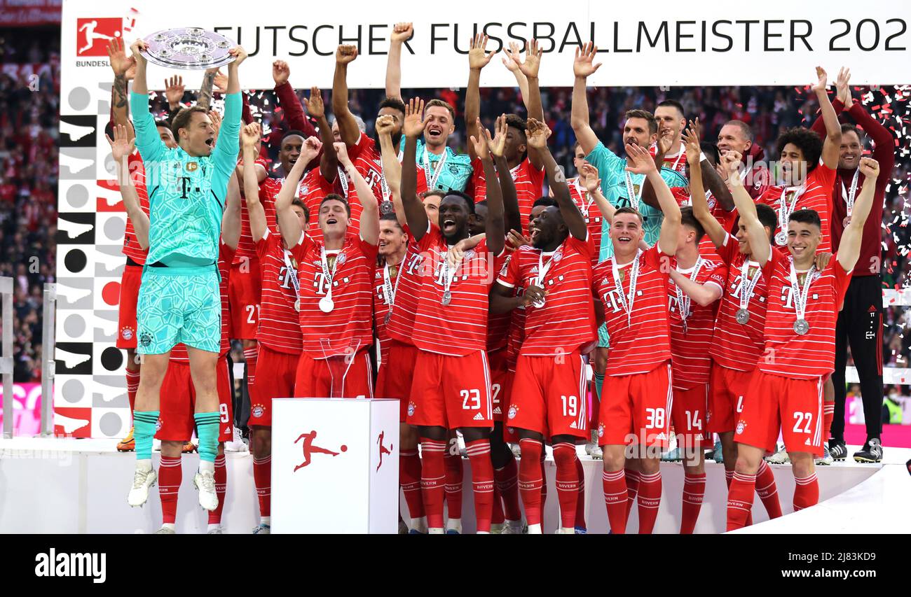 Manuel Neuer Of Bayern Muenchen Mit Meisterschale Und Mannschaft Deutscher Fussball Meister 2022 9522