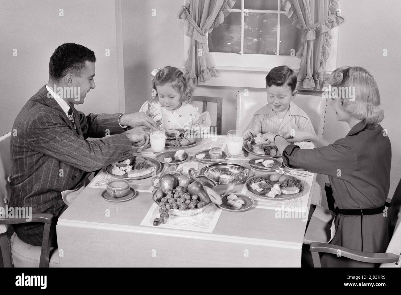 1950s family at dinner table hi-res stock photography and images - Alamy