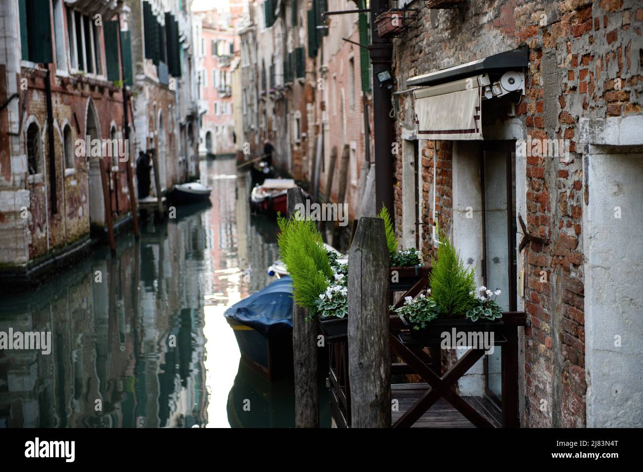 Europa, Italien, Venedig enge Wasserstrasse mit Booten und einem geschmueckten Hauseingang am Wasser Stock Photo