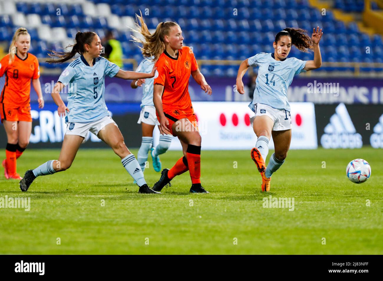 SARAJEVO, BOSNIA-HERZEGOVINA - MAY 12: Fieke Kroese of The Netherlands and Nina Pou of Spain and Sandra Villafane of Spain during the European Womens under 17 Championship 2022 semi-finals match between Spain and Netherlands at Stadion Grbavica on May 12, 2022 in Sarajevo, Bosnia-Herzegovina (Photo by Nikola Krstic/Orange Pictures) Stock Photo