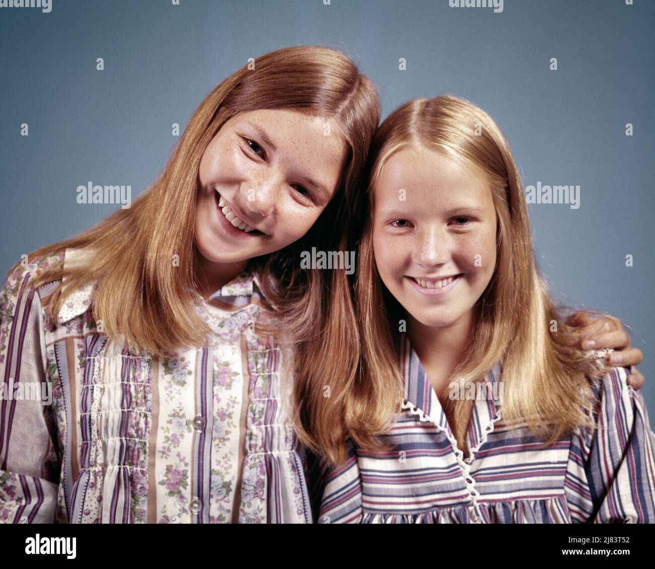 1970s TWO SMILING TEENAGE GIRLS HEAD TO HEAD LONG HAIR PARTED IN MIDDLE SISTERS BEST FRIENDS LOOKING AT CAMERA - kj6505 HAR001 HARS BEST PLEASED JOY LIFESTYLE SATISFACTION FEMALES WINNING STUDIO SHOT HOME LIFE COPY SPACE FRIENDSHIP HUG PERSONS INSPIRATION CARING TEENAGE GIRL TRENDY FRECKLES SIBLINGS CONFIDENCE SISTERS EYE CONTACT HAPPINESS HEAD AND SHOULDERS CHEERFUL HAIRSTYLE PRIDE SIBLING SMILES HIGH TECH FRIENDLY JOYFUL LONG HAIR STYLISH TEENAGED PLEASANT AGREEABLE CHARMING GROWTH JUVENILES LOVABLE PLEASING TOGETHERNESS ADORABLE APPEALING BFF CAUCASIAN ETHNICITY HAR001 HEAD TO HEAD Stock Photo