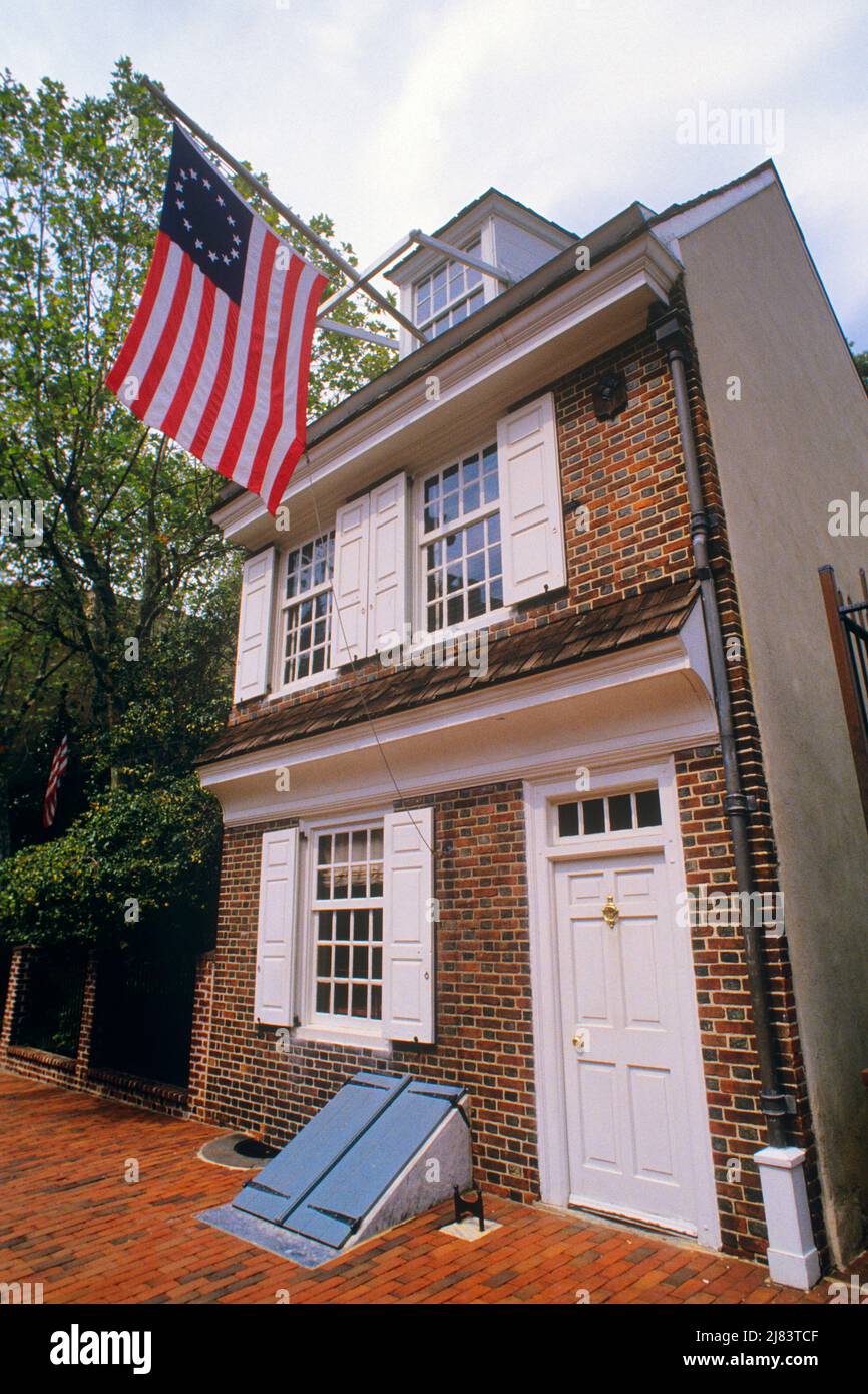 1990s BETSY ROSS HOUSE WHERE THE FIRST AMERICAN FLAG WAS MADE PHILADELPHIA PENNSYLVANIA  - kp5726 NET002 HARS CONCEPTUAL CITIES KEYSTONE STATE STARS AND STRIPES WHERE REVOLT TRAVEL PENNSYLVANIA AMERICAN REVOLUTIONARY WAR MID-ATLANTIC STATE 1770s BETSY ROSS COLONIES RED WHITE AND BLUE TOURIST ATTRACTION WAS OLD FASHIONED Stock Photo