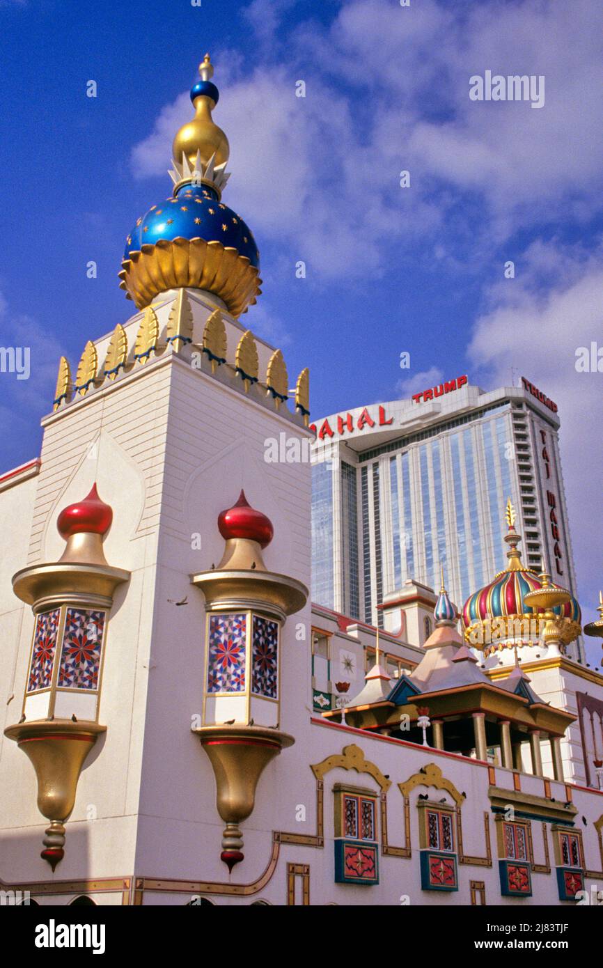 1990s DETAIL TRUMP TAJ MAHAL CASINO & HOTEL ATLANTIC CITY NEW JERSEY WAS CLOSED AND PURCHASED TO REOPEN AS THE HARD ROCK CASINO  - kr103855 NET002 HARS LUCKY NORTHEAST TRAVEL USA OF NJ REGION MID-ATLANTIC REAL ESTATE MID-ATLANTIC REGION TAJ CONCEPTUAL EAST COAST STRUCTURES CASINO CITIES GAMBLE IMAGINATION STYLISH EDIFICE NEW JERSEY MAHAL TRUMP CREATIVITY HOTELS & CASINOS CHANCE GAME OF CHANCE OLD FASHIONED Stock Photo