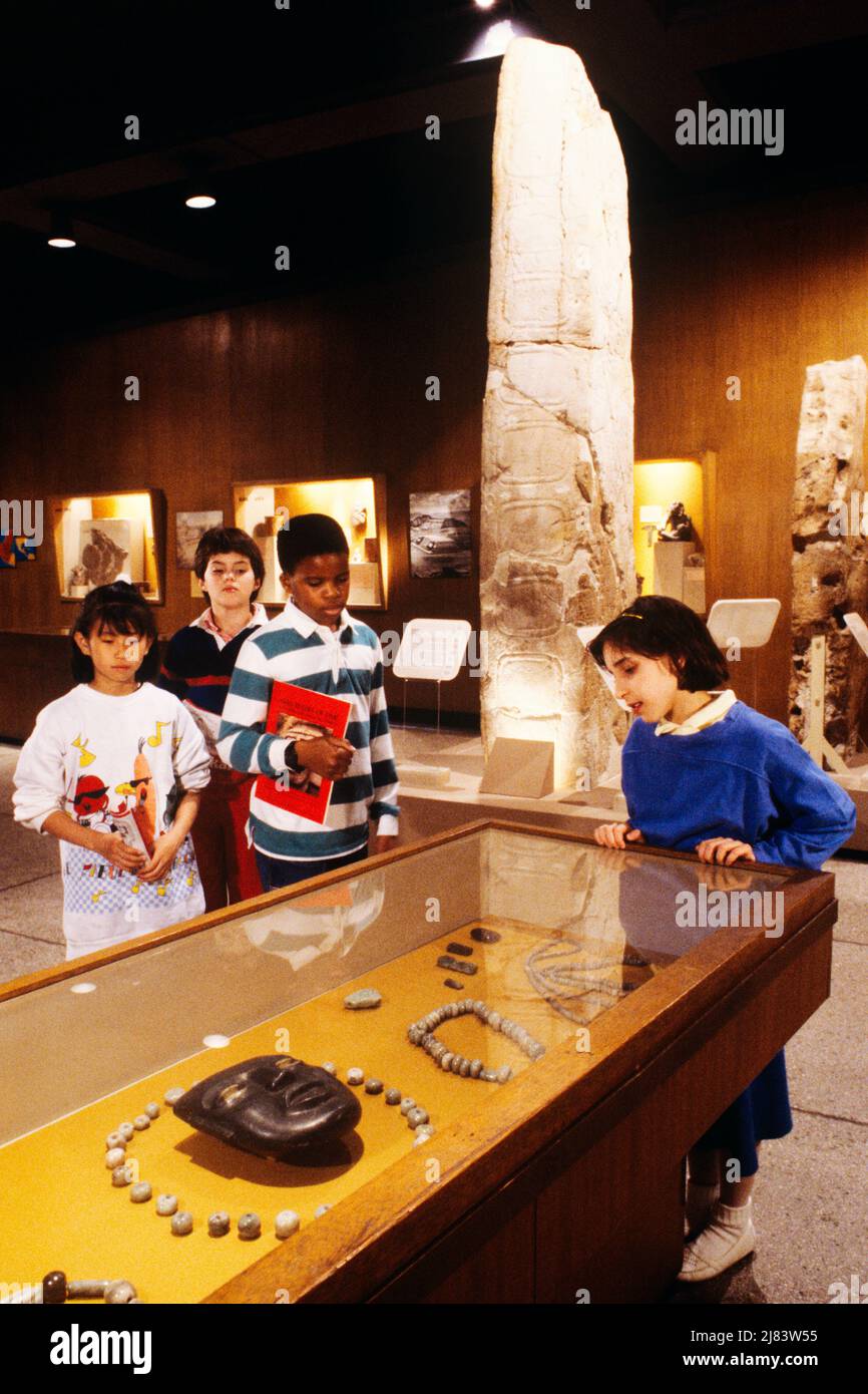 1980s CHILDREN ON CLASS TRIP VIEWING 'THE AMERICAS' EXHIBIT AT UNIVERSITY MUSEUM PHILADELPHIA PENNSYLVANIA  - ks32833 NET002 HARS ELEMENTARY DIVERSE SPANISH INFORMATION FEMALES UNITED STATES COPY SPACE FRIENDSHIP HALF-LENGTH MUSEUM UNITED STATES OF AMERICA MALES NORTH AMERICA PRETEEN BOY SCHOOLS GRADE ADVENTURE DISCOVERY ORIENTAL MUSEUMS TRIP AFRICAN-AMERICANS AFRICAN-AMERICAN KNOWLEDGE PA ETHNIC DIVERSITY BLACK ETHNICITY ASIAN AMERICAN PRETEEN PRIMARY ETHNIC MIX CITIES EXHIBIT K-12 ASIAN-AMERICAN GRADE SCHOOL GROWTH JUVENILES MIDDLE SCHOOL PRE-TEEN PRE-TEEN BOY PRE-TEEN GIRL TOGETHERNESS Stock Photo