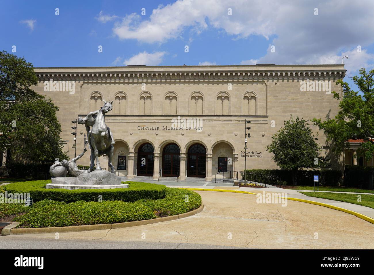 Front Entrance to the Chrysler Museum of Art with Anna Hyatt Huntington's - The Torchbearers - statue Stock Photo