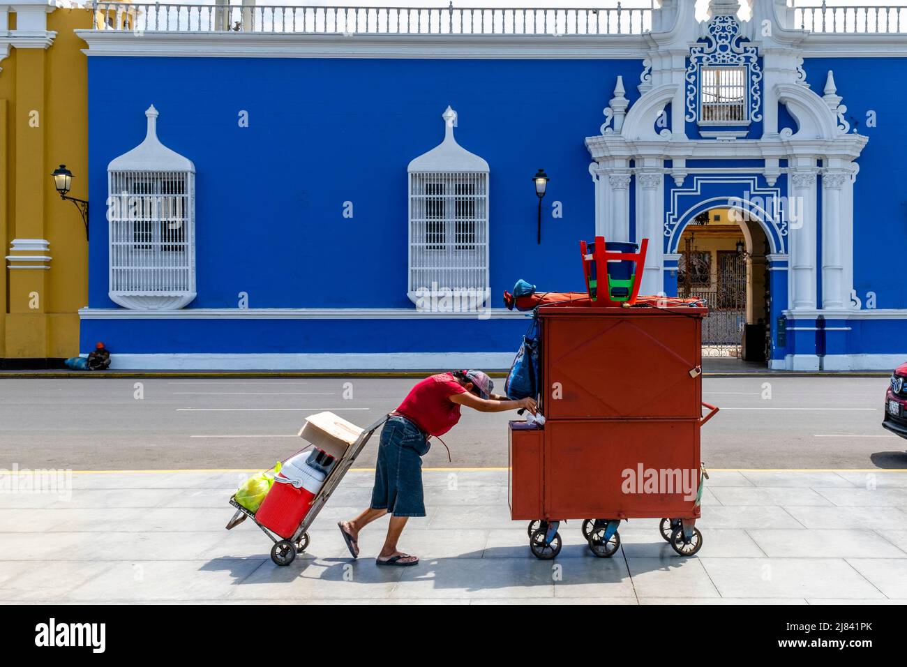 https://c8.alamy.com/comp/2J841PK/an-elderly-woman-pushes-her-mobile-food-kiosk-through-the-plaza-de-armas-trujillo-la-libertad-region-peru-2J841PK.jpg