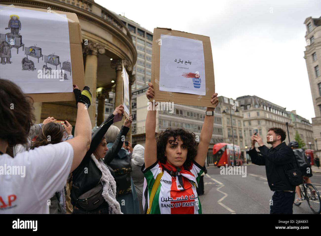 London, England, UK. 12th May, 2022. Protesters with placards during the vigil. Demonstrators gathered in a solidarity protest in front of BBC Headquarters in London to condemn the killing of Al Jazeera journalist, Shireen Abu Akleh. (Credit Image: © Thomas Krych/ZUMA Press Wire) Stock Photo