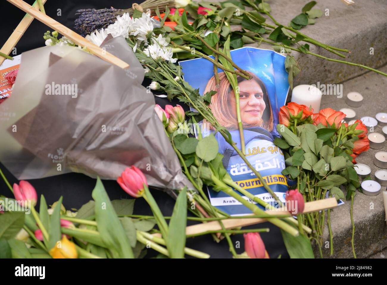 London, England, UK. 12th May, 2022. Flowers left as a tribute. Demonstrators gathered in a solidarity protest in front of BBC Headquarters in London to condemn the killing of Al Jazeera journalist, Shireen Abu Akleh. (Credit Image: © Thomas Krych/ZUMA Press Wire) Stock Photo