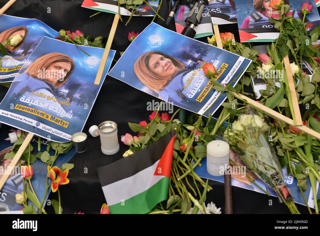 London, England, UK. 12th May, 2022. Floral tributes seen at the vigil. Demonstrators gathered in a solidarity protest in front of BBC Headquarters in London to condemn the killing of Al Jazeera journalist, Shireen Abu Akleh. (Credit Image: © Thomas Krych/ZUMA Press Wire) Stock Photo
