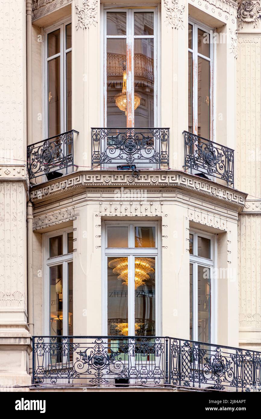 Apartment windows in the 7th Arrondissement, Paris, Ile-de-France, France Stock Photo