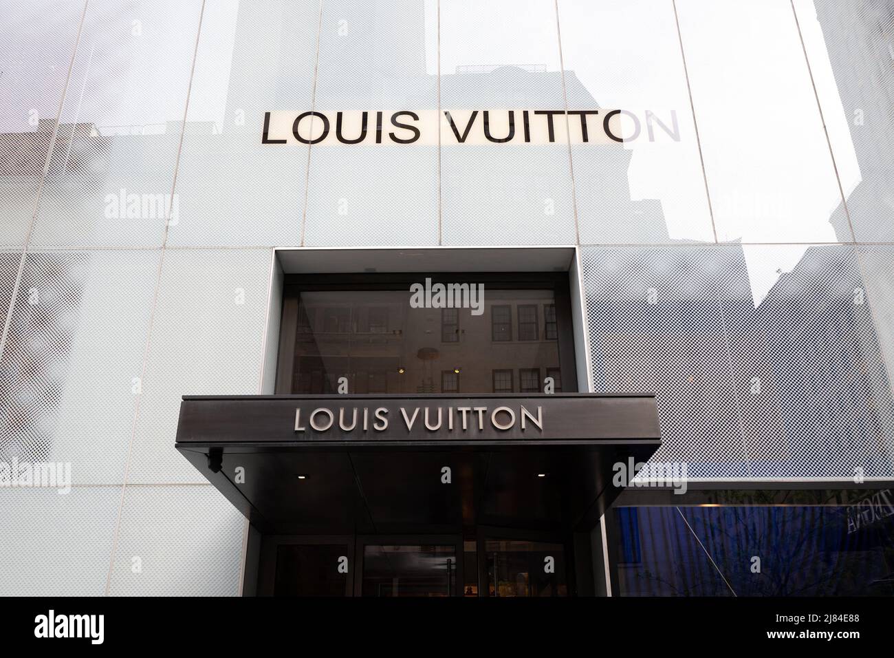 United States, New York city, Manhattan, 5th Avenue, Louis Vuitton building  by Japanese architect Jun Aoki, taxi Stock Photo - Alamy