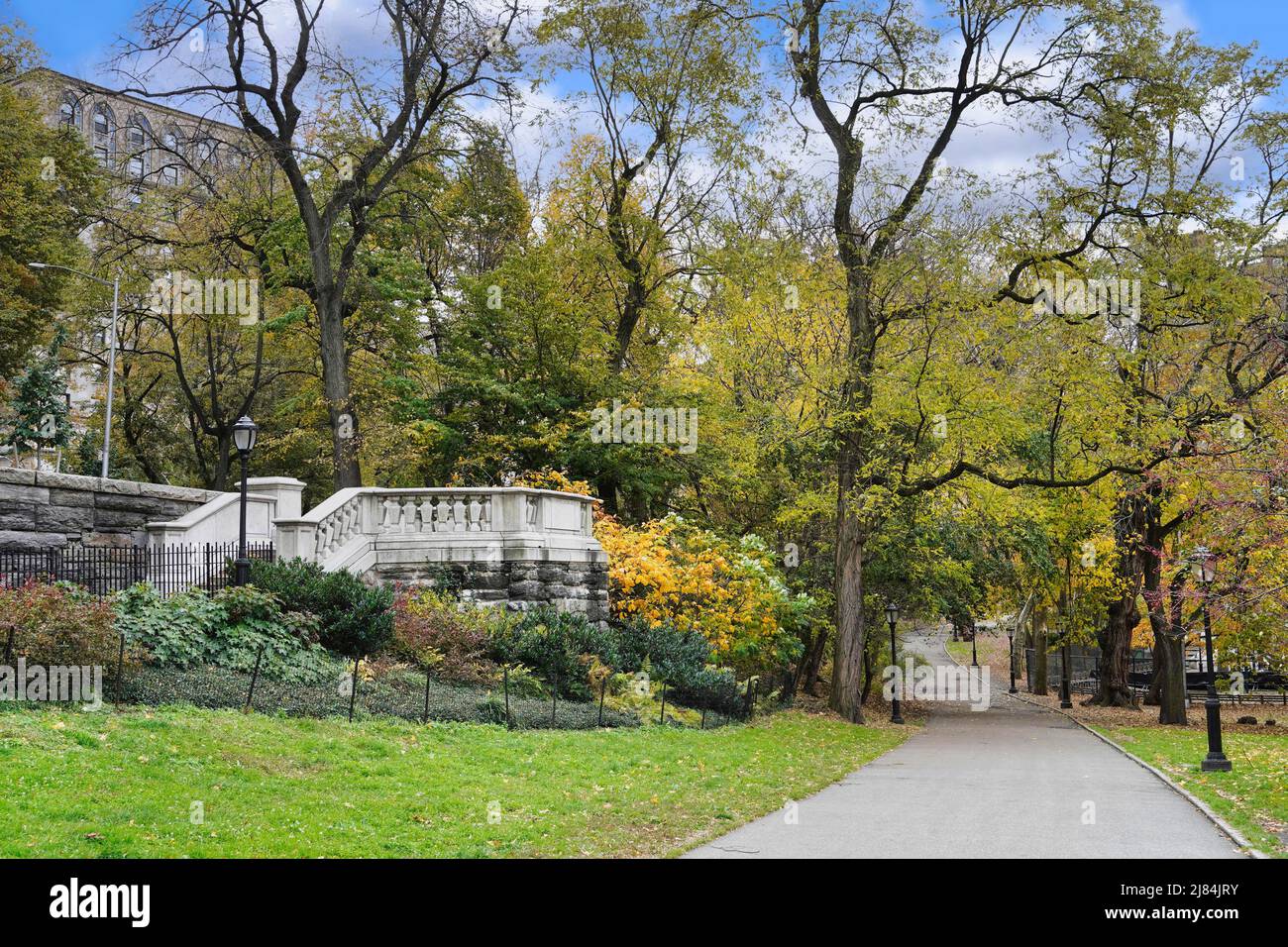 Path through Riverside Park, a long narrow park on the upper west side of Manhattan along the Hudson River Stock Photo