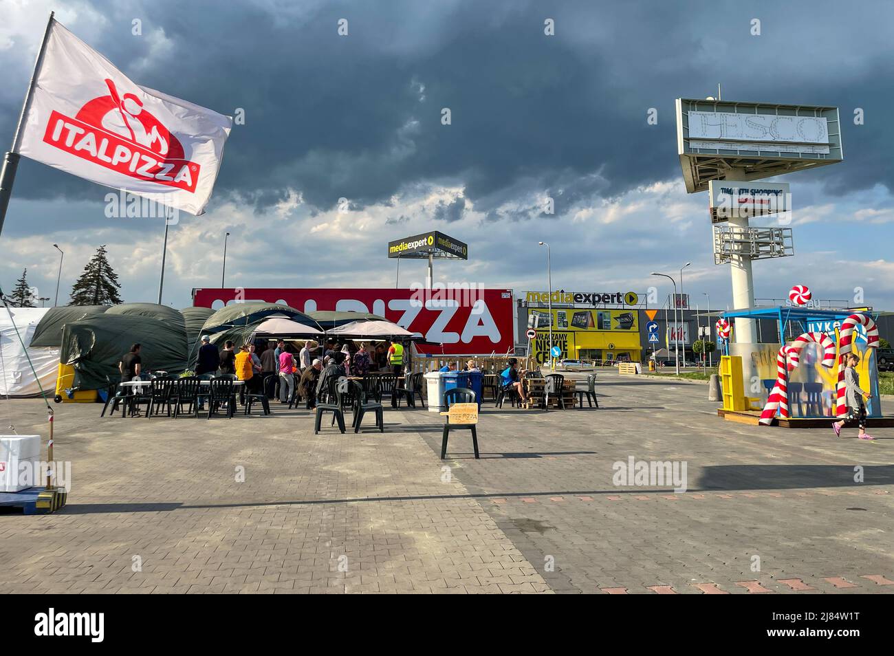 Przemysl, Poland. 12th May, 2022. World Central Kitchen, and mirrored serving containers at Tesco Humanitarian aid center, Przemysl, Poland, waiting for more food to arrive. (Credit Image: © Amy Katz/ZUMA Press Wire) Stock Photo