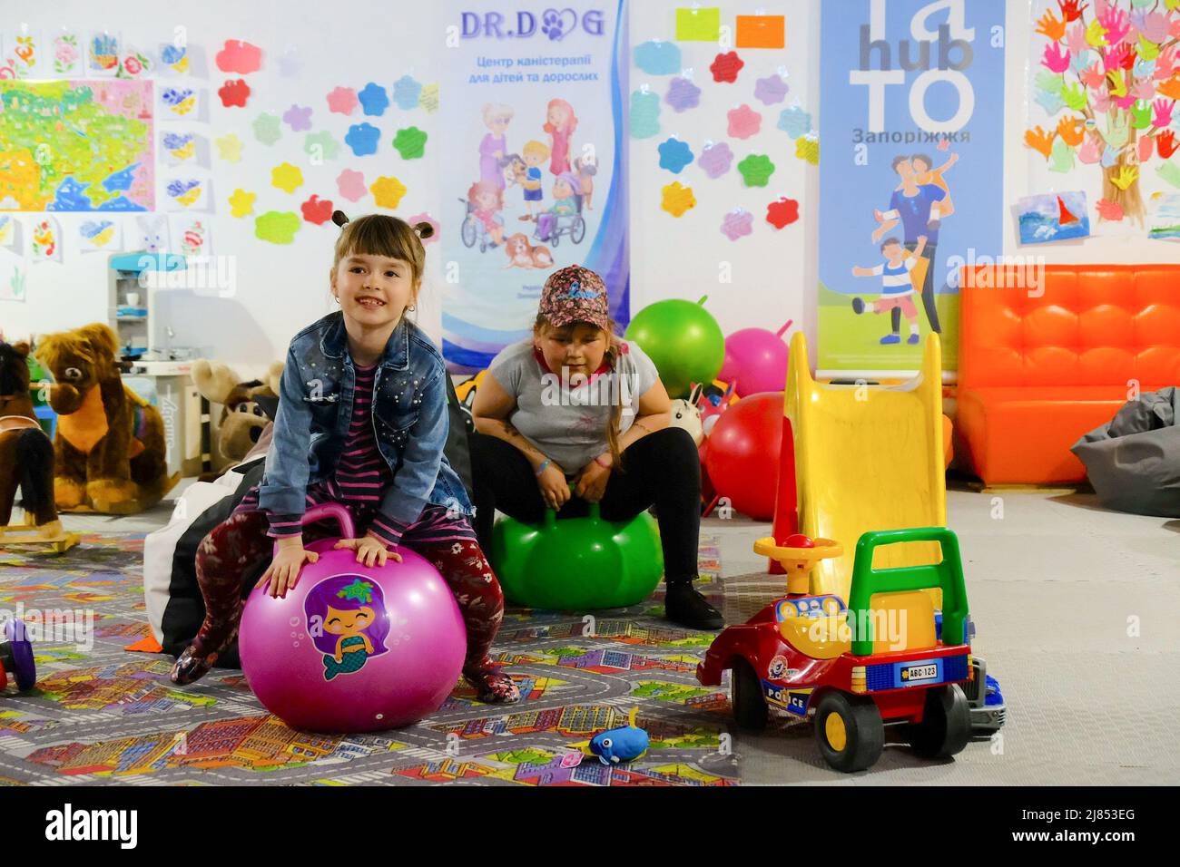 Children in war zones hi-res stock photography and images - Alamy
