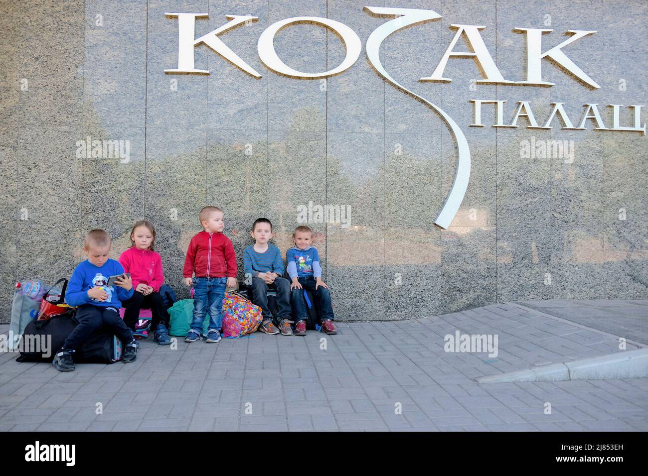 Children in war zones hi-res stock photography and images - Alamy