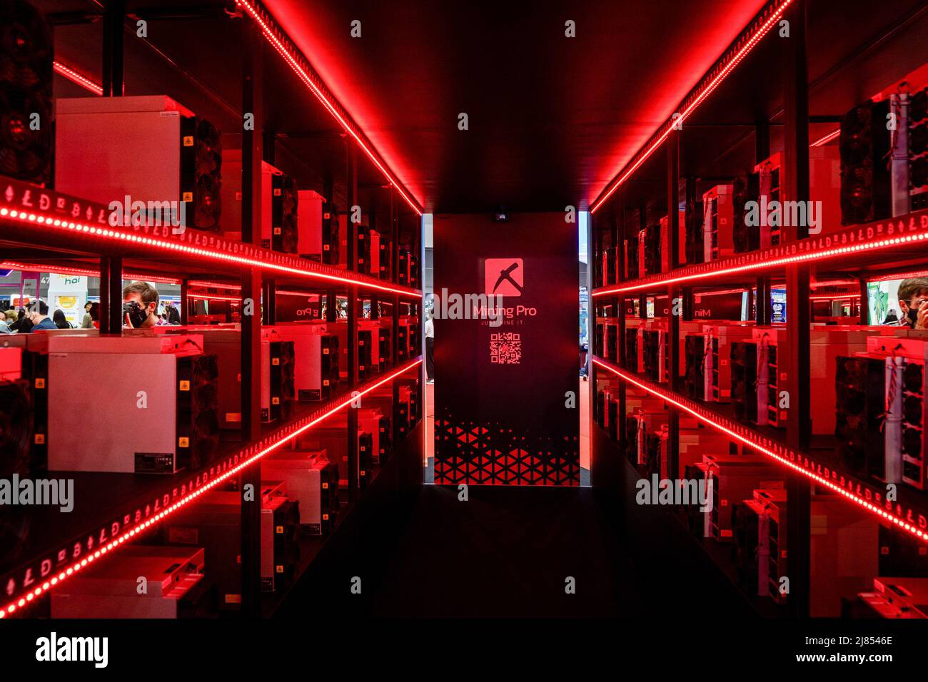 Bitcoin mining computers hi-res stock photography and images - Alamy