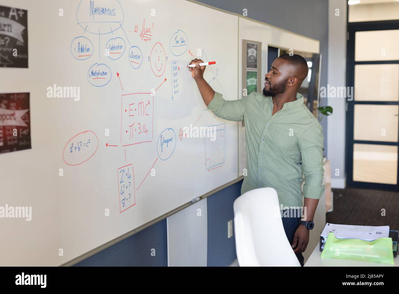 Teacher writing on whiteboard hi-res stock photography and images - Alamy