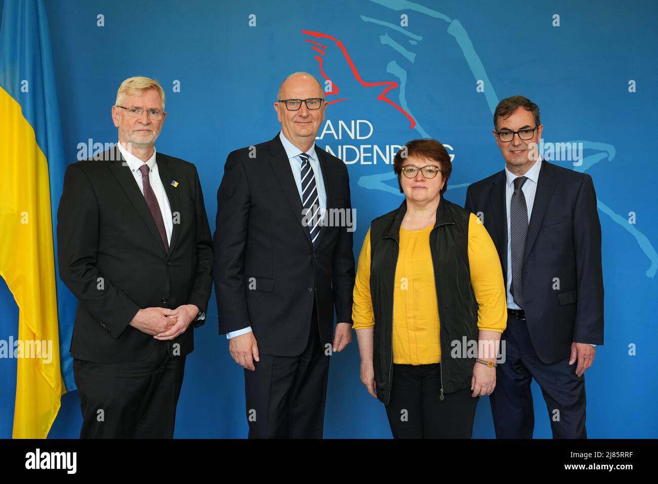13 May 2022, Brandenburg, Potsdam: Dietmar Woidke (SPD), Prime Minister of Brandenburg, and Iryna Mykychak, Deputy Minister of Health of Ukraine, stand next to Hans-Ulrich Schmidt (l), Managing Director of the Ernst von Bergmann Klinikum, and Thomas Erler (r), Medical Director of the Clinic for Pediatrics and Adolescent Medicine of the Klinikum, after their conversation and a joint press conference. The Ukrainian politician has been working with Klinikum Ernst von Bergmann Potsdam since the beginning of the Ukraine war, from where four aid transports have already been sent to Ukrainian hospita Stock Photo