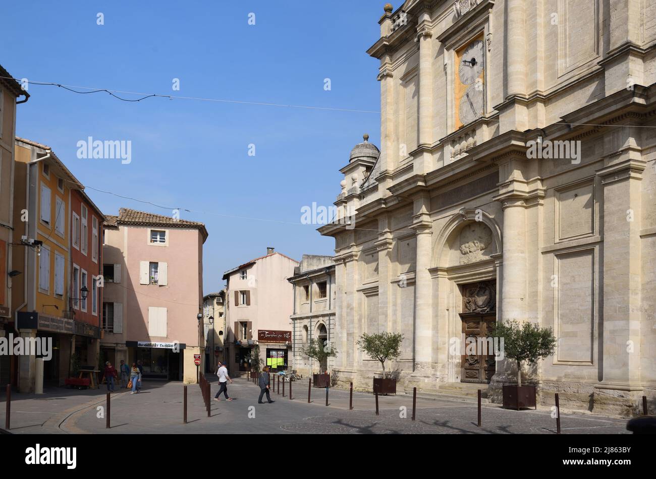 Baroque Church (1645), Collégiale Notre-Dame-des-Anges, in the Old Town or Historic District L'Isle-sur-la-Sorgue Vaucluse Provence France Stock Photo