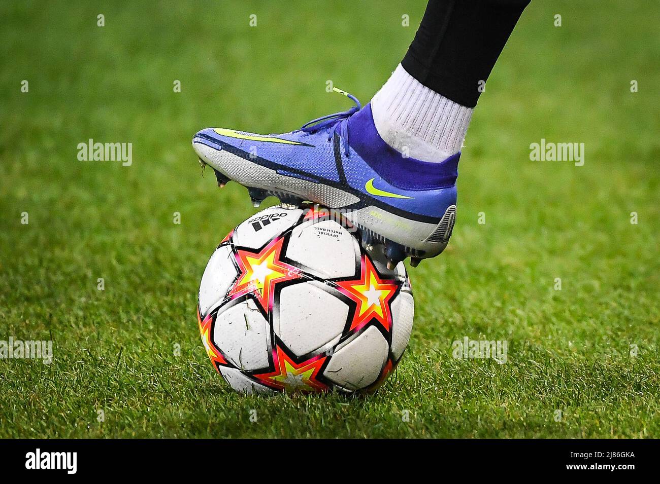 Nike shoes and ball hi-res stock photography and images - Alamy